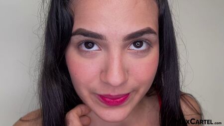 彼女はちょうど18歳になったばかりだ