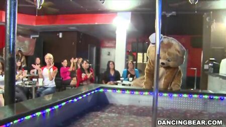 ストリップクラブでの踊るクマのフェラチオパーティー 720p