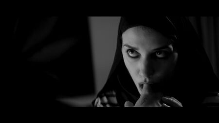 シーラ・ヴァンドのヌードシーン - 『夜、一人で帰る少女』（2014）WEB-DL HD1080 オンライン視聴