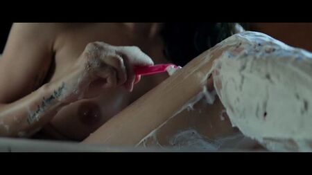 ナディーン・クロッカー、ゲージ・ゴライトリー ヌード - 『キャビン・フィーバー』（2016）HD 720p Web-DL / Надин Крокер, Гейдж Голайтли - Лихорадка