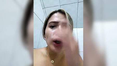 サラはバス停で潮を吹く