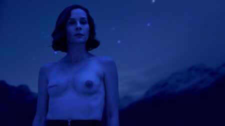 エンベス・デイヴィッツのヌードシーン - 『レイ・ドノヴァン』シーズン4第6話 (2016) Web HD 1080p