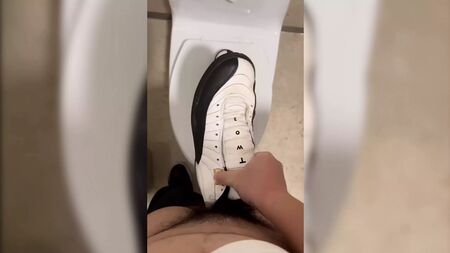 ナイキのエアジョーダンスニーカーでセックスして射精する