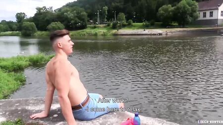 ヨーロッパ人の男が、巨額の見返りとしてアナルを犯されることに同意した