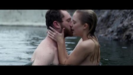 マイカ・モンローのヌード – 『ボケ』（2017）HD 1080p オンライン視聴 / マイカ・モンロー – 『ボケ』