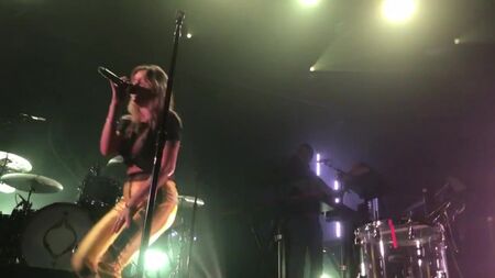 トーヴェ・ロー トップレス - Talking Body [LIVE] 2017