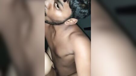 若いカップルがセックスをしている