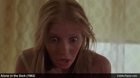 金髪の女優キャロル・レヴィのトップレスやランジェリー姿の映画シーン