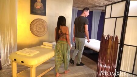 『STEP MOM』タイ式マッサージと、欲情したアジア人熟女との情熱的なセックス