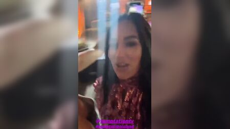 ニッキー・ベラ、ブリー・ベラとの自撮り写真で乳首がチラリと