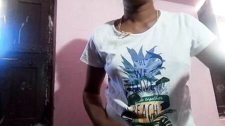 タミル人の妻がTシャツを脱ぐ