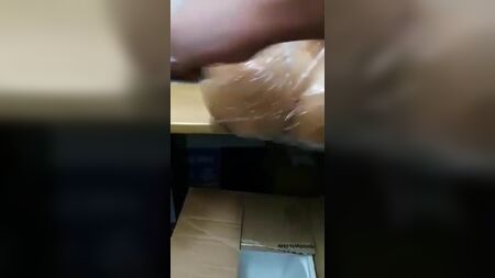 パキスタン人の男たちがセックスドールの尻をいじっている