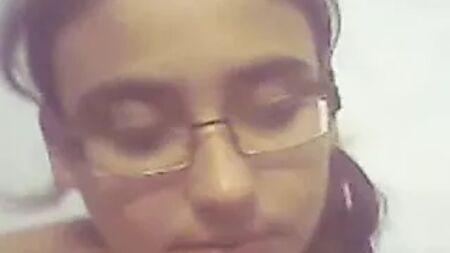 インド人の女子大生が彼氏と楽しんでいる