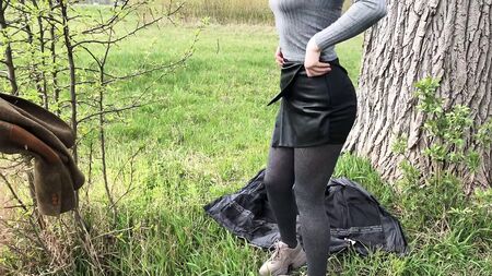 セクシーなレザーショーツ姿の女の子が屋外でフェラチオをし、精液を飲み干す