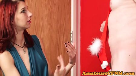 CFNMの赤毛の女性が、クリスマスのマンキニを着た男性を手コキする