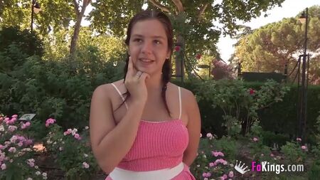 スペインの目の前で、小柄な10代の僕とセックスしてくれない？