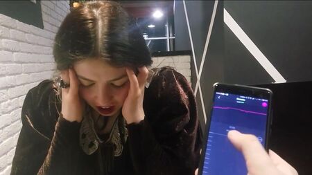 公共のレストランでのバイブ付きパンティ