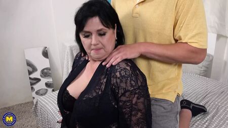 巨乳の天然系熟女BBWが若い男にフェラしてセックスする