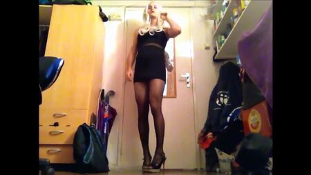 黒いドレス姿のセクシーなサーシャ