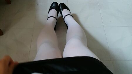 黒いメアリージェーンと白いパンティストッキングのチラ見せ