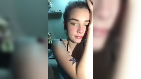 ブラジャー姿のセクシーな女の子が自撮りをしている.mp4
