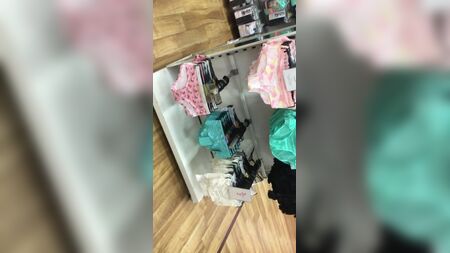 下着売り場へ