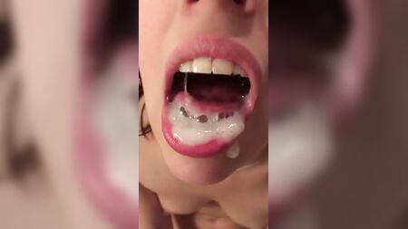 腐ったマンコが、ドロドロで塊の入った接着剤をたっぷりと口に含む