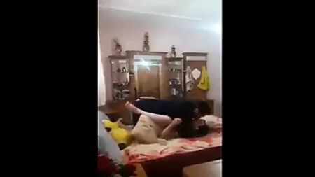 高校生の義理の妹とセックスしている