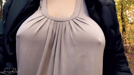 シャツ越しに透けて見える硬くなった乳首。（短いチラ見せ）
