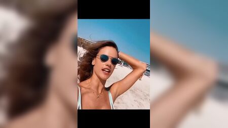 アレッサンドラ・アンブロジオとイザベル・グアラート - ビキニ・ガールズ 2020年7月3日