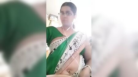 タミル人のセクシーな女教師が彼氏に胸とおへそを見せている