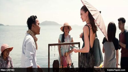 キュートなセレブ、ジェニー・ボイドのトップレス姿と官能的な映画シーン