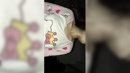 パジャマ姿の小柄な中国人少女 1