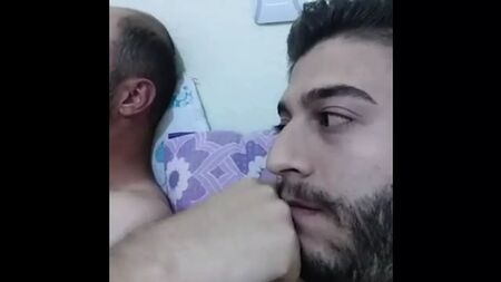トルコ人のゲイの友達2人がムラムラして、Periscopeでオナニーする