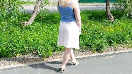薄手のドレスを着たセクシーな女性、ブラジャーは着けていない