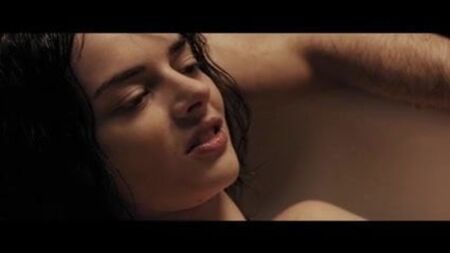 サマラ・ウィービングとカーリー・チャイキンによるヌードシーンとセックスシーン