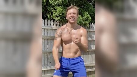 ショートパンツから覗くセクシーな男性の股間の膨らみ