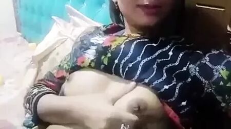 自慰行為をするバングラデシュの少女