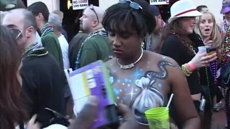 マルディグラで、女性たちがビーズと引き換えに胸を露出