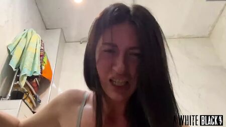 美しい熟女がチンポに豪快な潮吹きを見せる