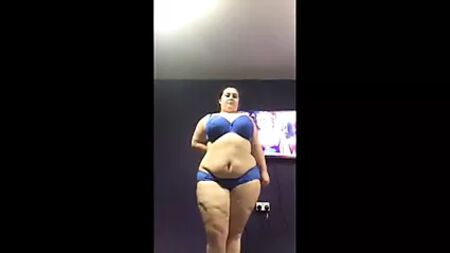 ぽっちゃり娘のストリップ