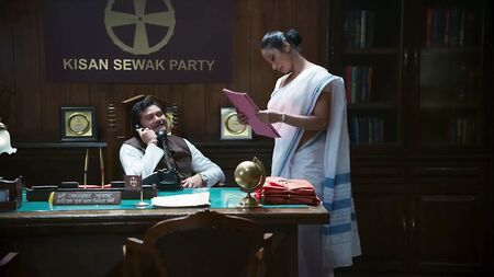 インドの政治家、女性共同代表と執務室で激しい性行為