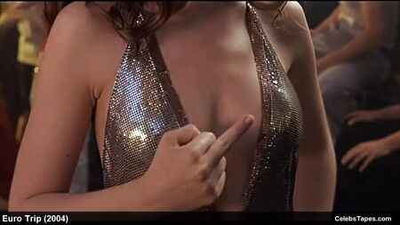 ミシェル・トラクテンバーグ、ルーシー・ローレス、ジェシカ・ベアーズのトップレス