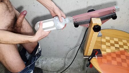 男性用大人のおもちゃ　ファッキングマシンを使ったオナニー