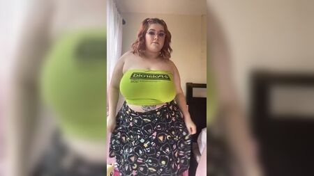 ピーチ・BBW、チューブトップ姿の超巨乳