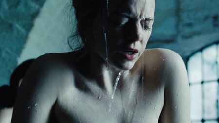 エマ・ストーンのヌード、おっぱい、『ザ・フェイバリット』の乳首、トップレス、濡れた胸