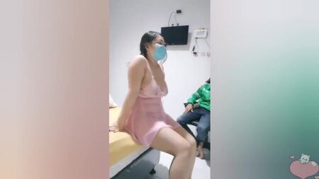 ぽっちゃり系のインド人女性が、見知らぬ人を自分の部屋に招くのが大好き