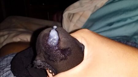 パンティ姿でオナニーして、股のポケットに射精する