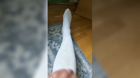 新しく買ったAAの白い太ももまでのソックスを履いてみた！初めてだよ！