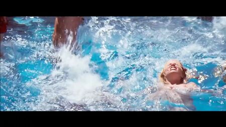 『マグナム』のスザンヌ・サマーズ、トップレスで胸を露わにするプールシーン